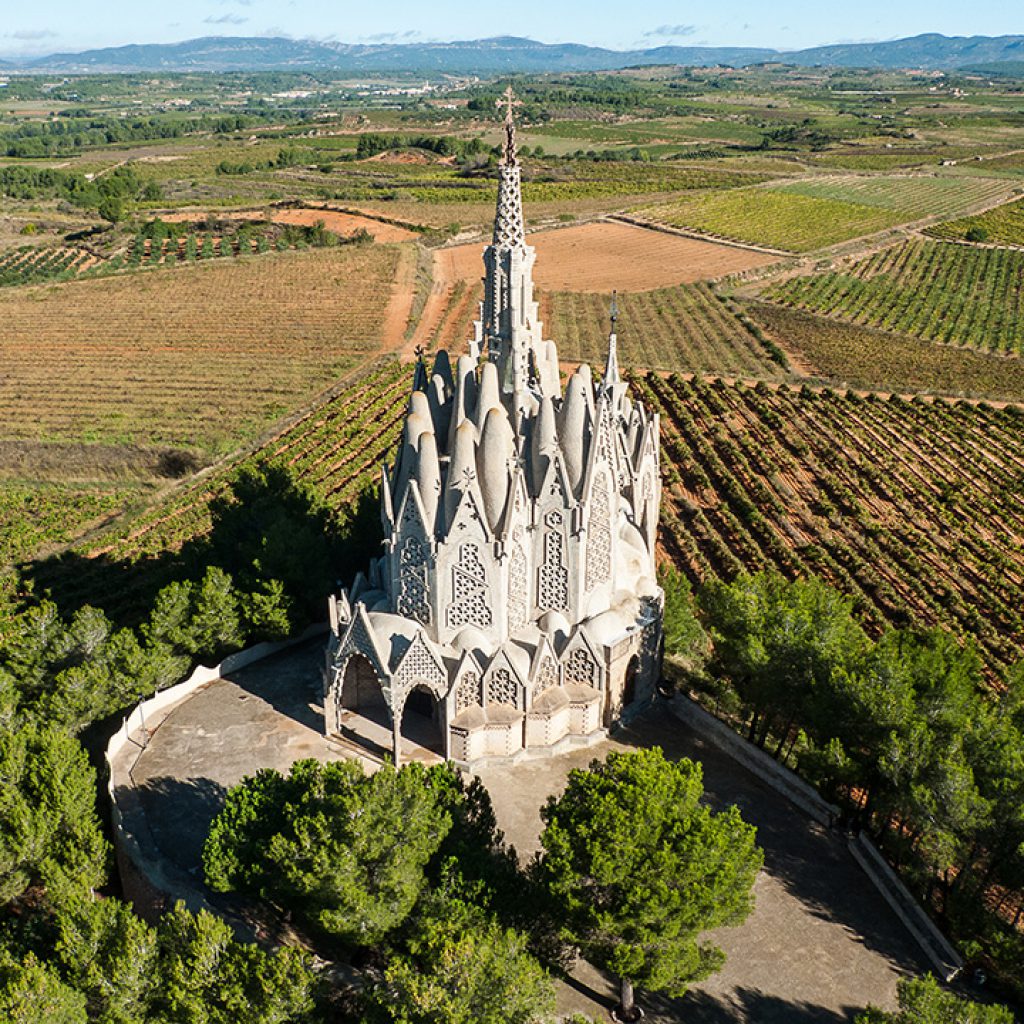 Captura aérea de paisajes y estructuras con tecnología de drones