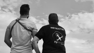 Instructor de vuelo de los cursos de perfeccionamiento con drones