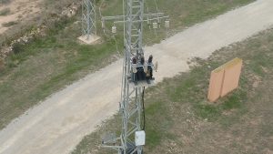 Drones inspeccionando infraestructuras industriales