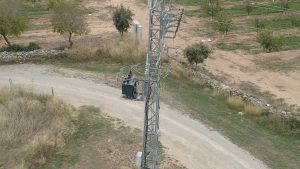 Drones inspeccionando infraestructuras industriales