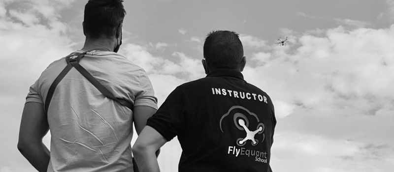 Instructor_Vuelo_FlyEquantSchool Instructor de vuelo de los cursos de perfeccionamiento con drones